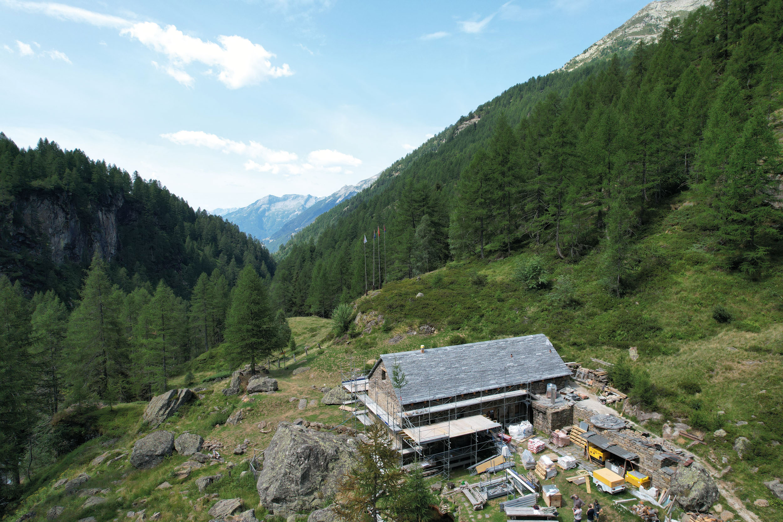 CONCLUSI I LAVORI DI POSA ALLA CAPANNA SOVELTRA